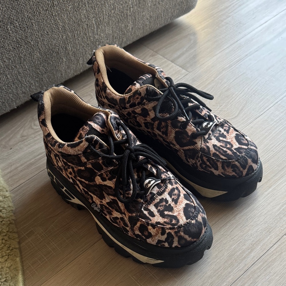 Buffalo London Classic platform Leopard sneakers